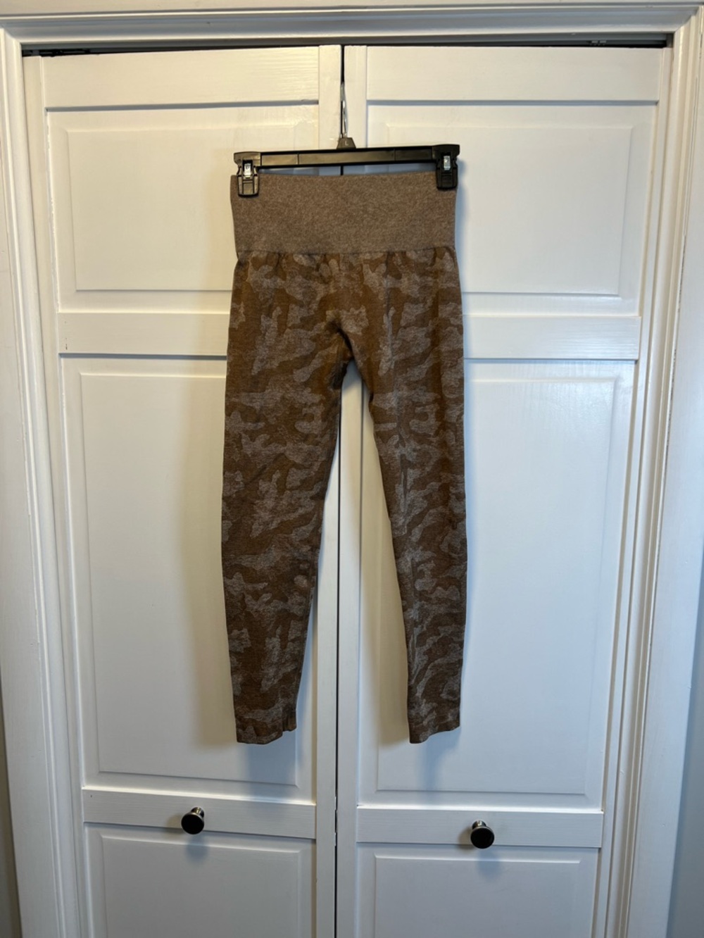 NVGTN Seamless Leggings Size Women’s Small Brown Camo